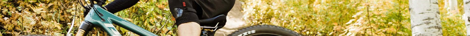 Mountainbike fahren im Wald auf einem grünen Pivot Trail 429 Fahrrad, geeignet für Offroad-Abenteuer und Outdoor-Enthusiasten.