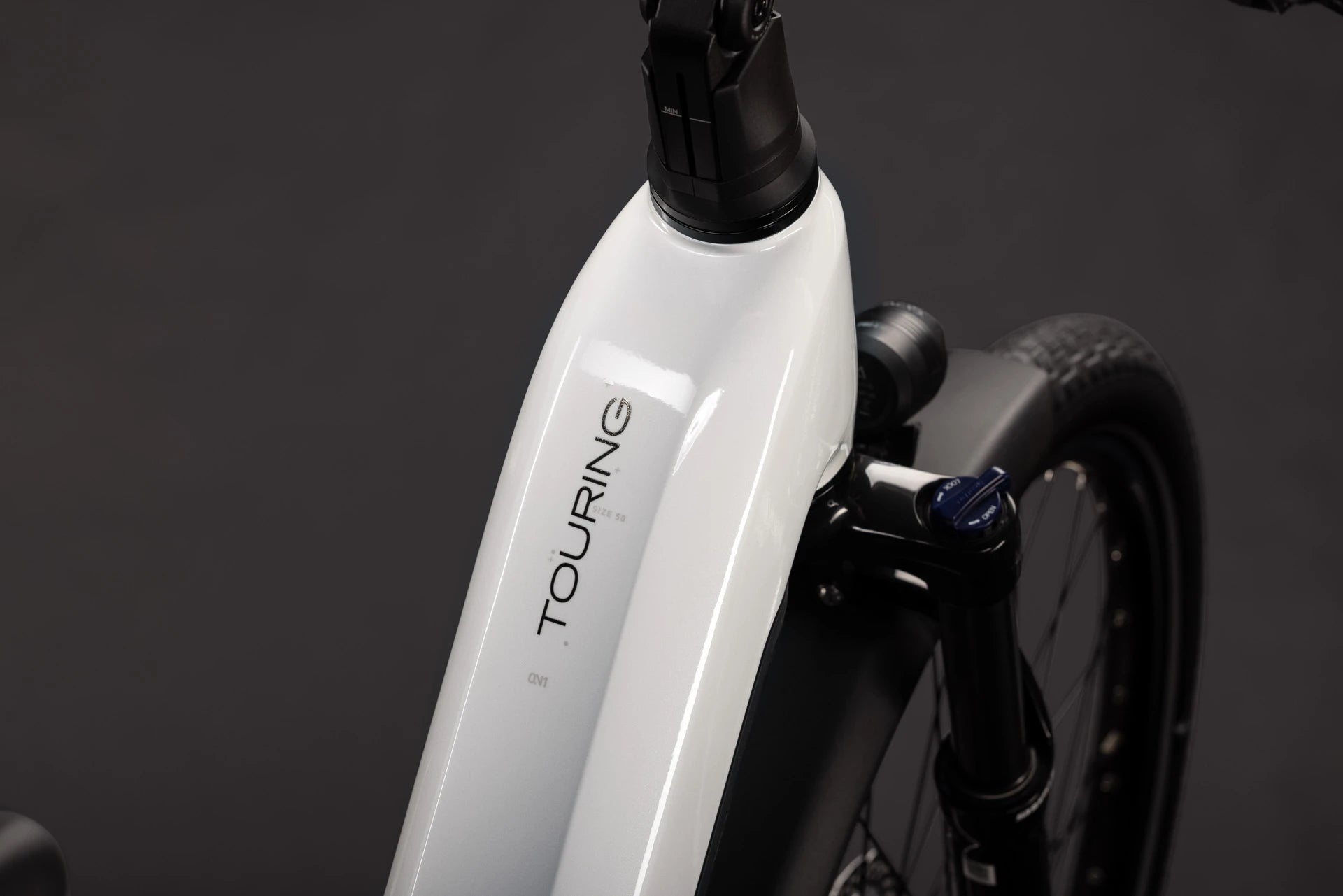 Cube Touring Hybrid ONE 600 metallicwhite´n´chrome EE 2027