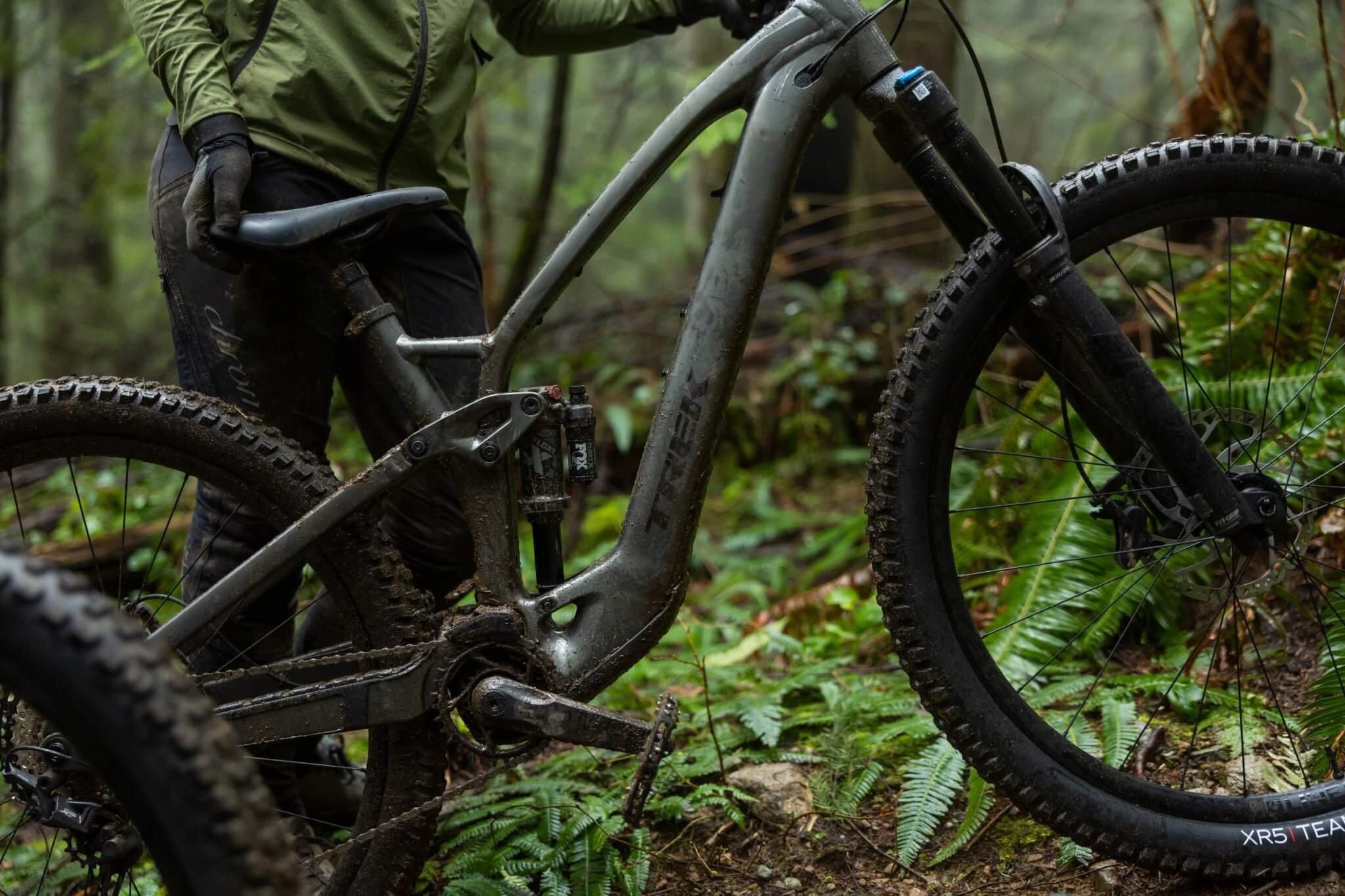 Trek E-MTB Fully im Wald, robustes Design für Offroad-Abenteuer. Ideal für Mountainbiker.