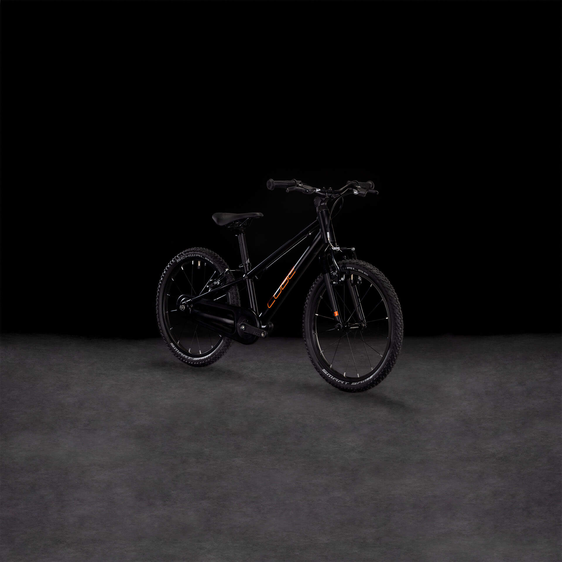 Schwarzes Kinderfahrrad von Cube, Modell Numove, für Fahrspaß auf verschiedenen Untergründen konzipiert.