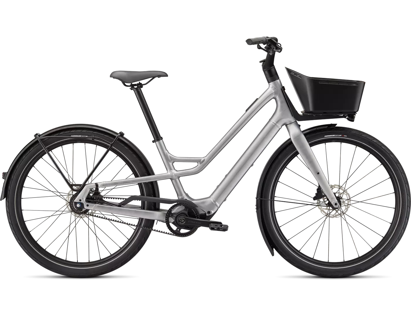 Silbernes E-Bike Specialized Turbo Como mit tiefem Einstieg und Vorderradkorb, ideal für den Stadtverkehr.