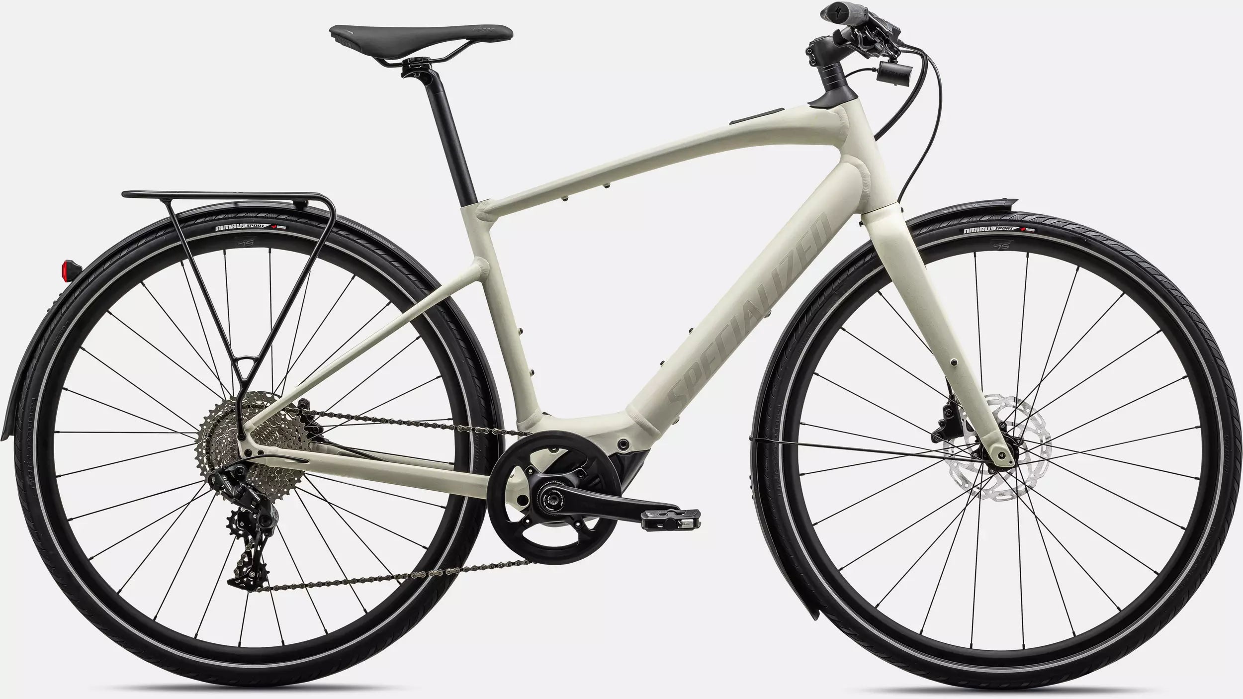 Specialized Turbo Vado: Elegantes E-Bike in Creme mit Gepäckträger und Scheibenbremsen, ideal für Stadtfahrten.