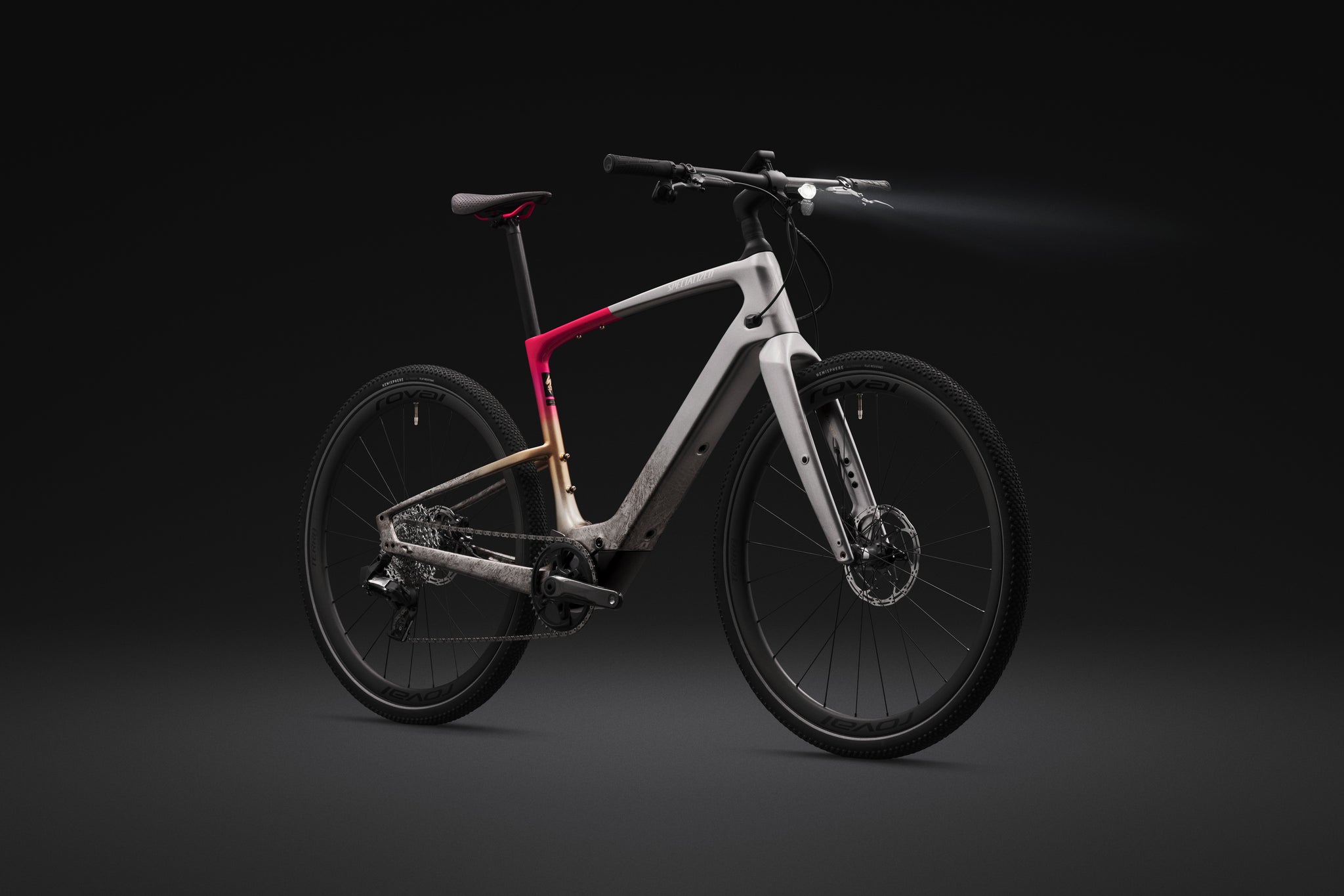 Modernes E-Bike Specialized Turbo Vado mit dunklem Rahmen, kraftvollen Reifen und leuchtendem Vorderlicht.