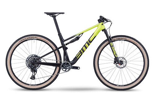 BMC Fourstroke Mountainbike, schwarz-gelb, mit Scheibenbremsen und dicken Reifen, ideal für Offroad-Radfahren.