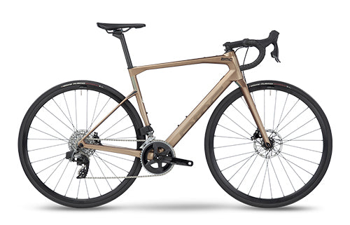 BMC Roadmachine Rennrad, brauner Rahmen, Scheibenbremsen, ideal für Straßenrennen und sportliche Radfahrer.