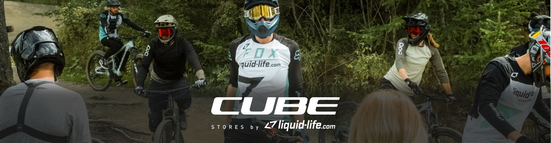 Mountainbiker in Schutzkleidung im Wald, Cube- und Liquid-Life-Logos, geeignet für Offroad-Radfahrer.