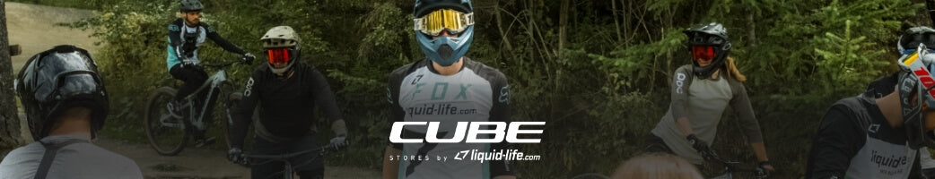 Mountainbiker in Cube- und Liquid Life-Ausrüstung im Wald bei einer Fahrt. Markenname Cube sichtbar.