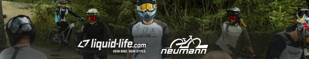 Mountainbiker in Schutzausrüstung im Wald, Liquid-Life und Neumann Logos sichtbar, Gelände- und Freizeitsport.