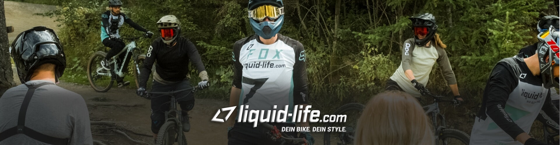Gruppe von Mountainbikern in Schutzkleidung und Helmen auf Waldweg, Markenlogo "liquid-life.com" im Vordergrund.