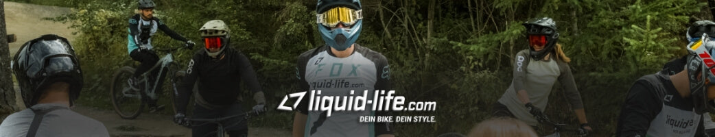 Personen mit Mountainbike-Ausrüstung im Wald, Liquid-Life-Logo im Vordergrund.