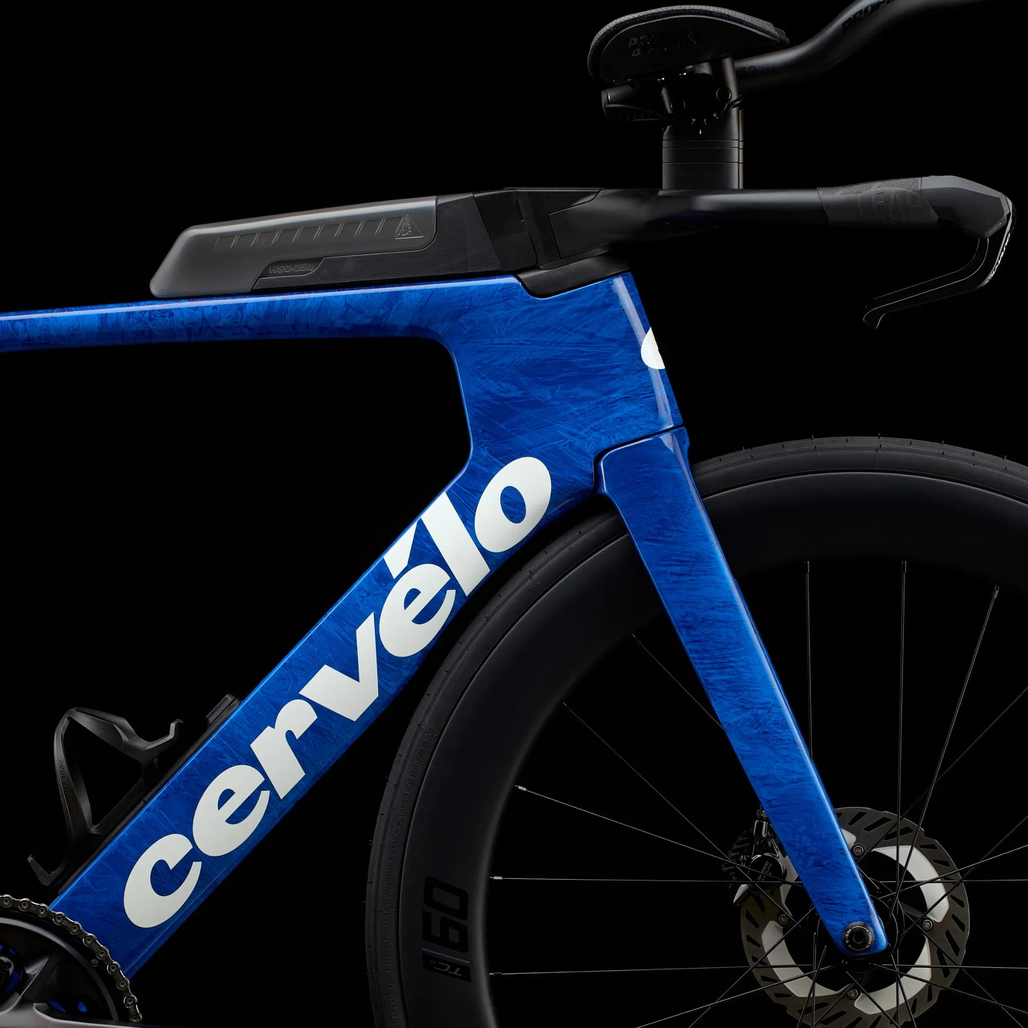 Blaues Cervelo P Series 2027 Rad, Fokus auf dem Rahmen und Vorderrad, geeignet für professionelle Radfahrer und Sportbegeisterte.