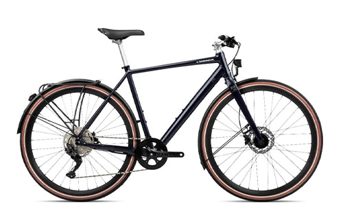 Schwarzes Trekking-Fahrrad für Stadt und Freizeit mit Scheibenbremsen und Schutzblechen, seitliche Ansicht.