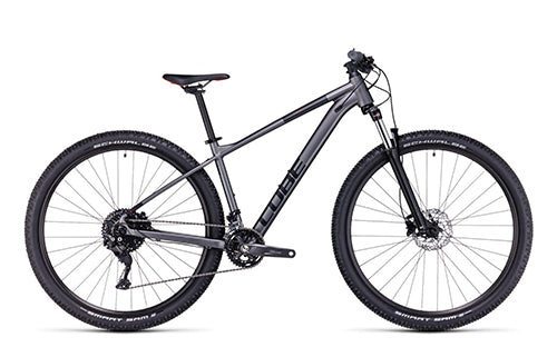 Cube Aim Mountainbike in Grautönen, kräftige Reifen, Scheibenbremsen. Ideal für Einsteiger im Geländefahren.