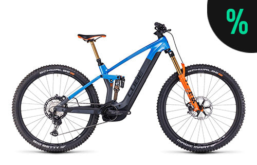 Blaues Cube E-Mountainbike Stereo Hybrid 160 mit vollgefedertem Rahmen und gelben Details, geeignet für Offroad-Abenteuer.