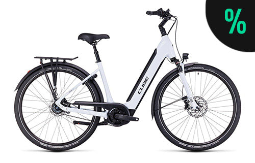 Weißes Cube E-Bike mit tiefem Einstieg, ausgestattet für Stadtfahrten, schwarzer Gepäckträger und Scheibenbremsen.
