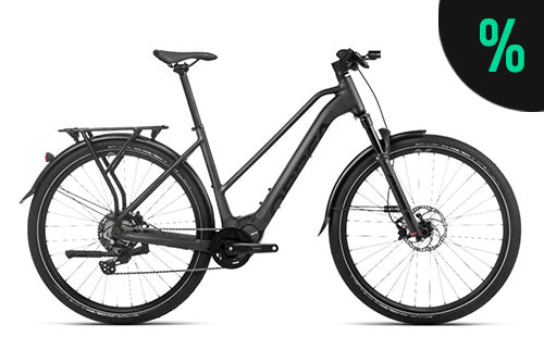 Schwarzes Elektrofahrrad mit tiefem Einstieg, geeignet für Stadtfahrten, Gepäckträger vorhanden. Rabattanzeige in Ecke.