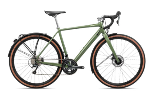 Grünes Trekkingrad mit Rennlenker, braunen Reifen und Schutzblechen, ideal für Urban- und Radtourenfahrer.