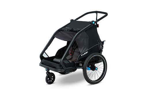 Schwarzer Fahrradanhänger von Cube mit zwei großen Rädern, geeignet für den Transport von Kindern.