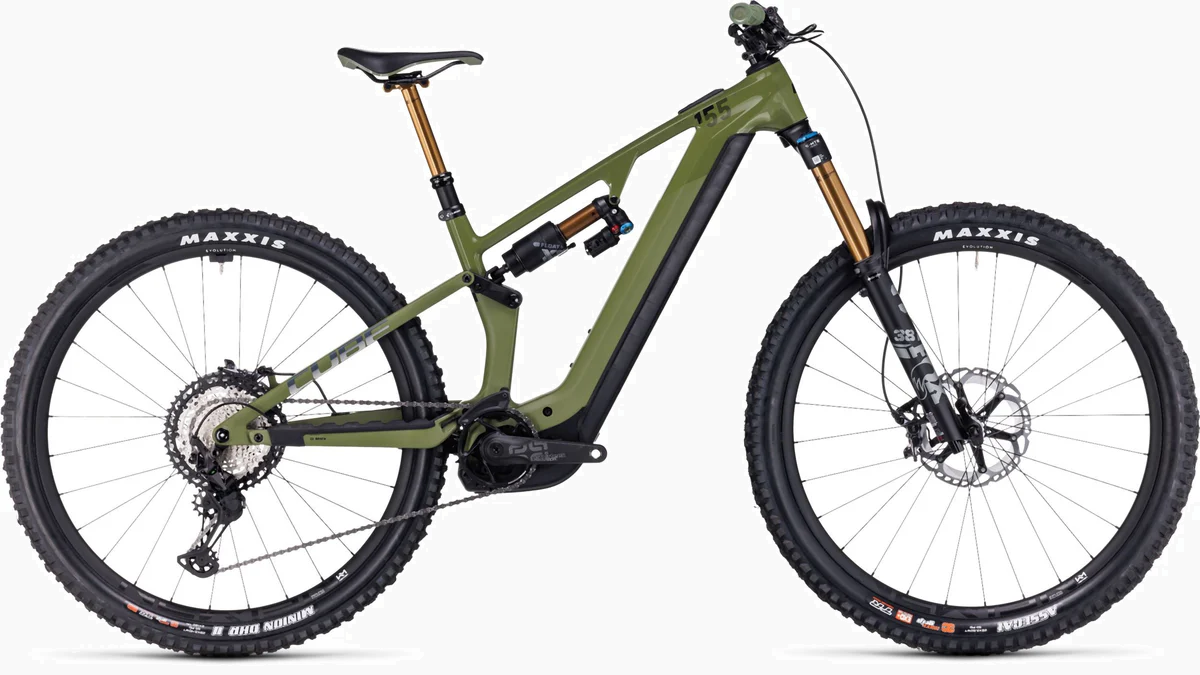 Grünes Cube E-Mountainbike mit Federung, Maxxis-Reifen und elektrischem Antrieb; ideal für Offroad-Abenteuer.