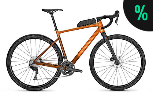 Orangefarbenes Gravelbike von RONDO mit Disc-Bremsen und Rahmentasche, geeignet für Offroad-Abenteuer.
