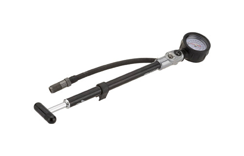 Schwarze Handpumpe mit Manometer, geeignet für Fahrräder. Verfügt über einen flexiblen Schlauch und ergonomischen Griff.