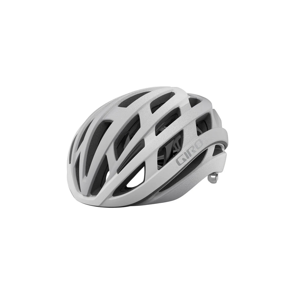 Grauer Giro Fahrradhelm mit Belüftungsschlitzen, seitlich abgebildet auf weißem Hintergrund. Ideal für Radsportler.