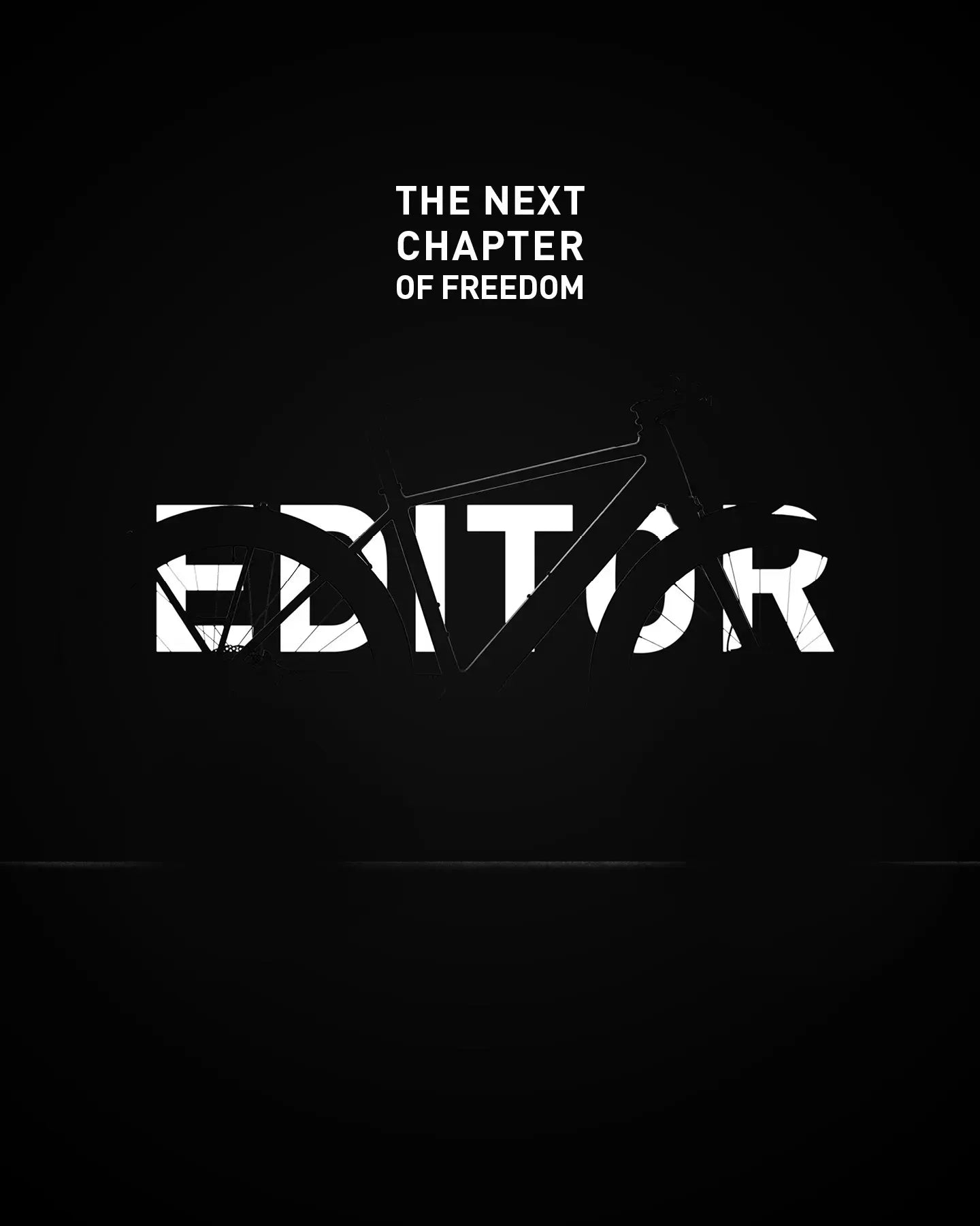 Schwarzes Fahrradmodell vor dunklem Hintergrund mit Slogan "The Next Chapter of Freedom" und Schriftzug "EDITOR".