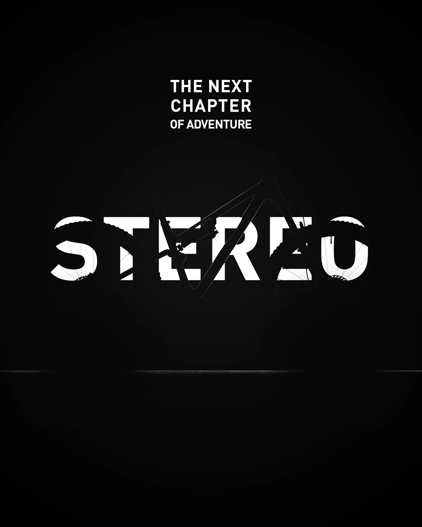 Dunkles Bild mit Silhouette eines Fahrrads und Text „The Next Chapter of Adventure“, darunter groß „Stereo“.