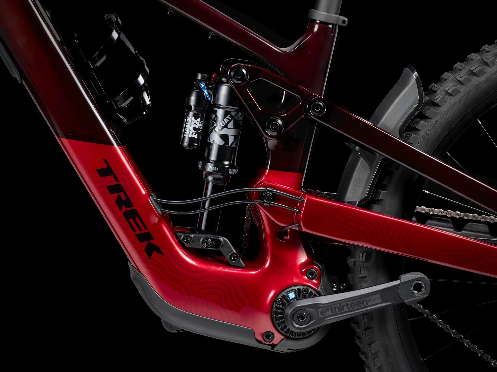 Rotes Trek Slash Plus Mountainbike mit Federung und Reifen, ideal für Geländefahrten.