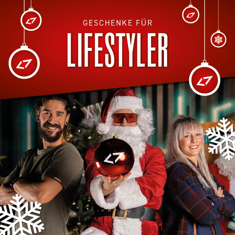 Personen mit Weihnachtsmann und roter Kugel mit L7-Logo, Geschenke für Lifestyler, weihnachtliches Thema.