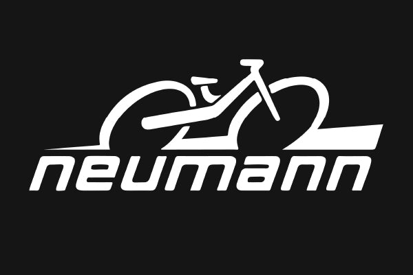 Weißes Neumann-Logo mit Fahrradgrafik auf schwarzem Hintergrund, Zielgruppe: Radfahrer und Sportenthusiasten.
