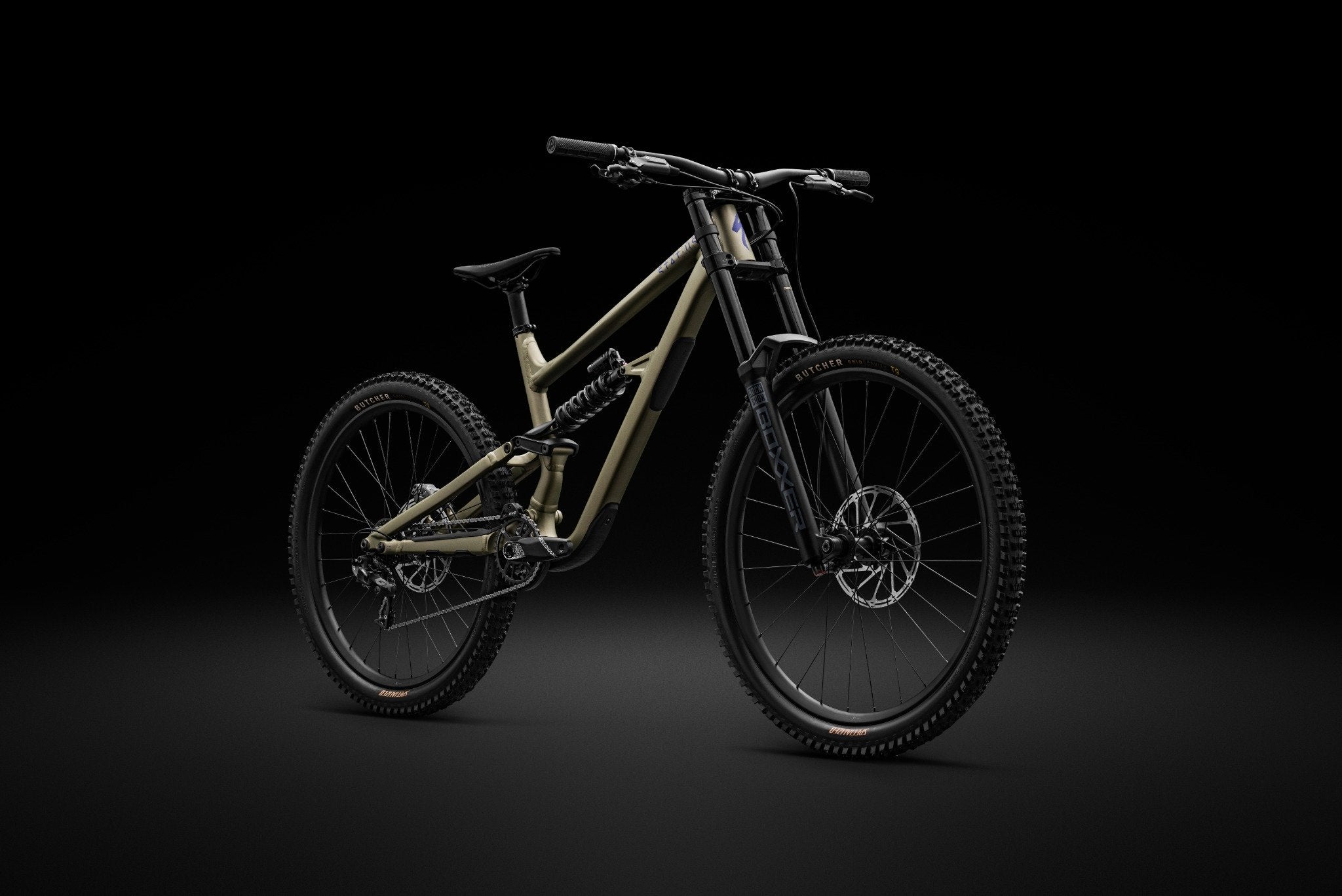 Modernes Mountainbike mit Vollfederung, robusten Reifen und schwarzem Rahmen, geeignet für Geländeabenteuer.