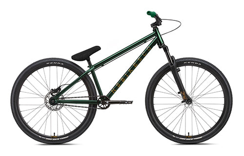 NS Bikes Dirt Jump Fahrrad in Grün, mit robustem Rahmen und Federgabel, ideal für Dirt Jump und Skatepark-Einsätze.