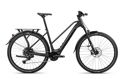Schwarzes Orbea Kemen E-Bike mit tiefem Einstieg, geeignet für Stadttouren, mit Gepäckträger und Scheibenbremsen.