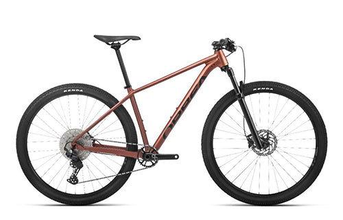 Orbea Onna Mountainbike in Bronze, robustes Design, ideal für Geländeabenteuer, mit Scheibenbremsen und dicken Reifen.