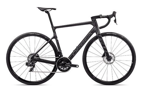 Schwarzes Orbea-Rennrad mit Scheibenbremsen und leichten, aerodynamischen Rahmen für sportliche Straßenrennen.