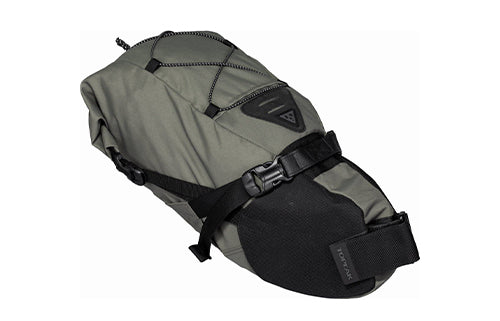 Grüne Gepäckträgertasche mit Schnallen und Bungee-Seilen, ideal für Fahrräder. Marke: Topeak, Modell nicht erkennbar.