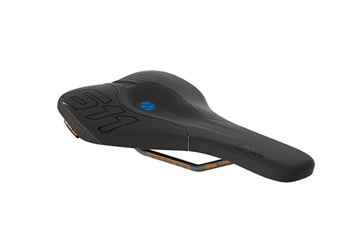 Schwarzer Fahrradsattel mit blauen und orangen Details. Markenname: SQLab, Modell: 611 Ergowave.