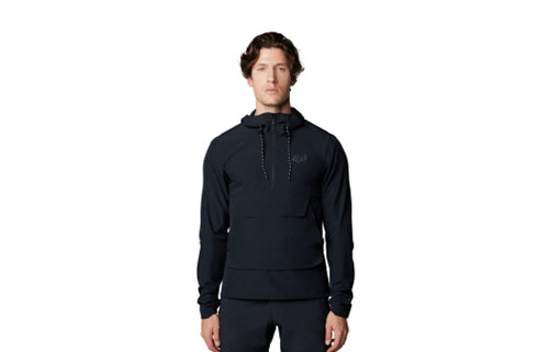 Schwarzer Herren-Hoodie, sportlich, langärmelig, mit Kordelzug an der Kapuze. Ideal für Fahrradbekleidung oder Streetwear.