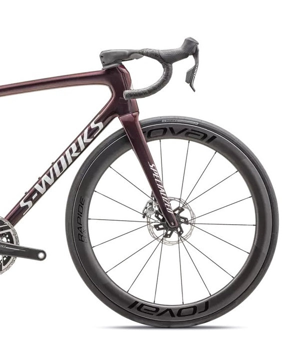 Rennrad von S-Works, violett, mit aerodynamischem Rahmen und Roval-Laufrädern, geeignet für Straßenrennen.