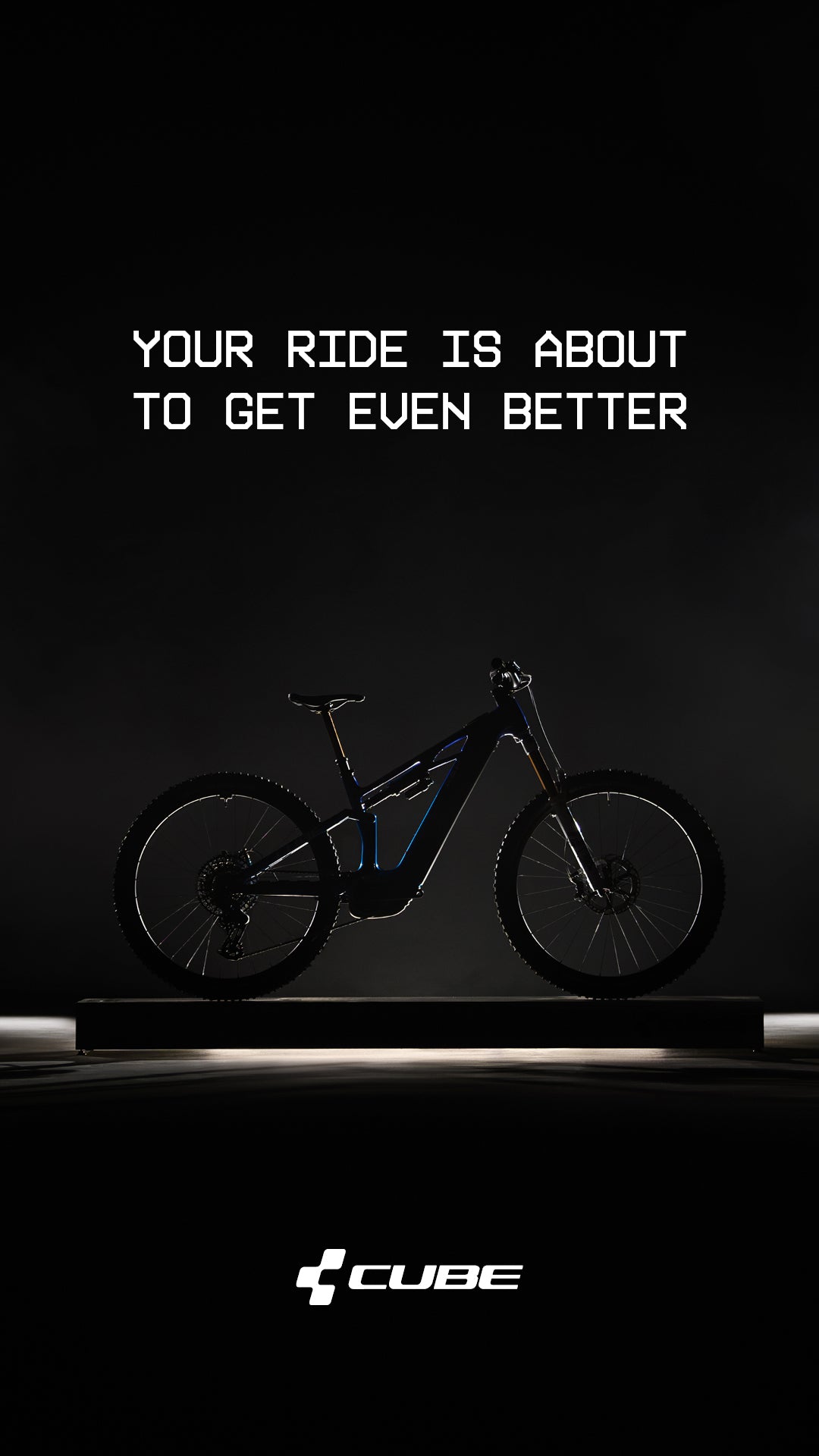 Schwarzes Cube E-Mountainbike auf dunklem Hintergrund mit Schriftzug "Your Ride is About to Get Even Better".