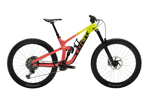 Trek Slash Mountainbike, rot-gelb, vollgefedert, geeignet für anspruchsvolle Trails und Mountainbike-Enthusiasten.