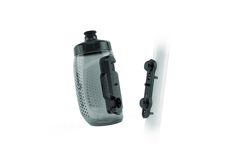 Grau-schwarze Trinkflasche mit seitlicher Halterung, ideal für Fahrräder. Markenname und Modell nicht erkennbar.