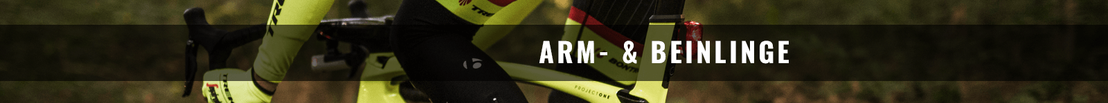 Neonfarbene Arm- und Beinlinge an einem Fahrradfahrer, geeignet für Radsportbegeisterte. Text: "ARM- & BEINLINGE".