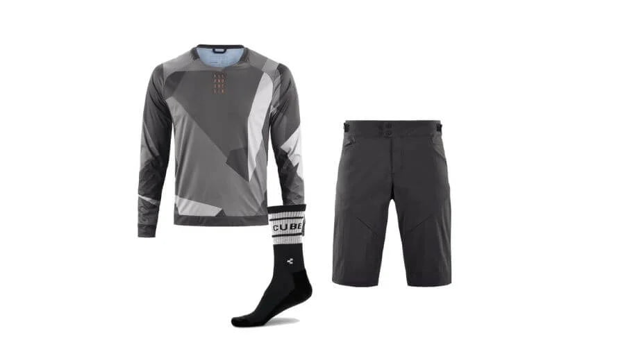 Graues Cube Fahrradtrikot, kurze Hose und schwarze Socken, ideal für Mountainbiker.