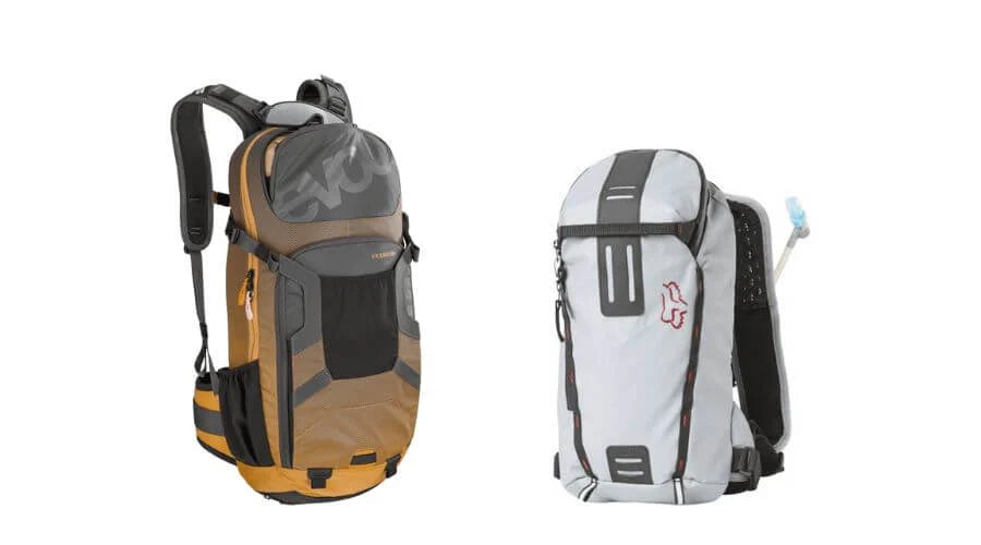 Zwei Rucksäcke für Outdoor-Aktivitäten: links in Braun von EVOC, rechts in Grau mit Trinksystem von Fox.