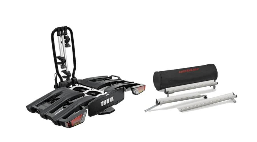 Fahrradträger "Thule" und schwarze Tragetasche mit Stangen, ideal für den Transport von Fahrrädern auf der Anhängerkupplung.