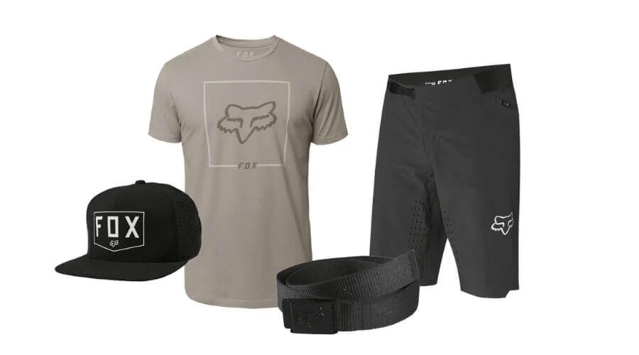 T-Shirt, Shorts, Kappe und Gürtel von Fox Racing; sportliche Kleidung für den Freizeit- oder Outdoorsport.