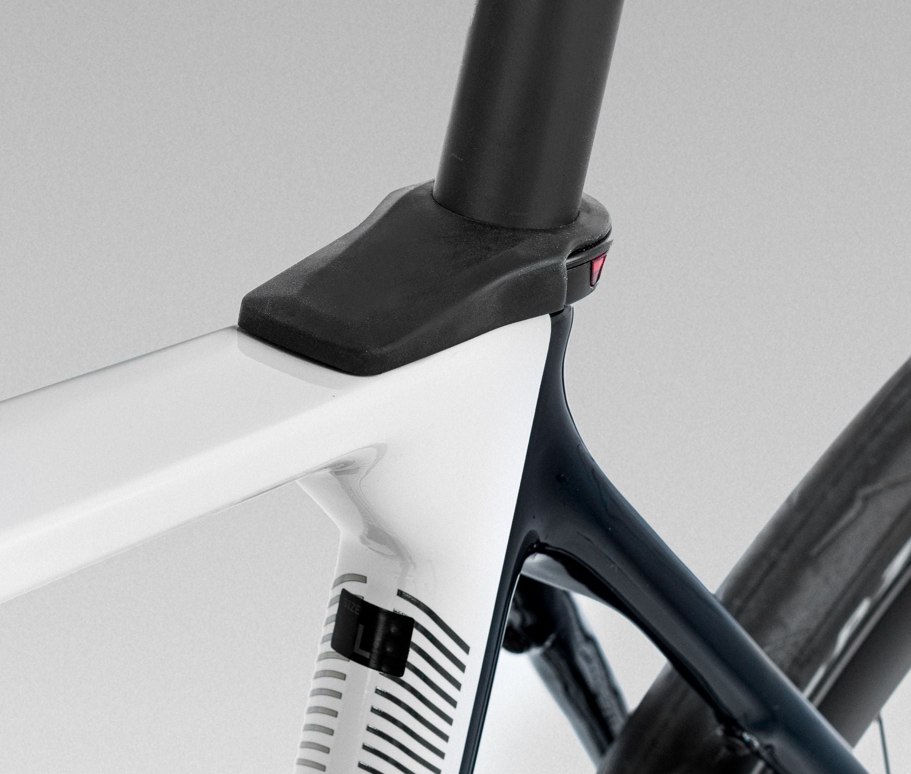 Nahaufnahme des weißen Rahmens eines Fahrrads aus der Orbea Gain Kollektion mit schwarzem Sattelrohr.