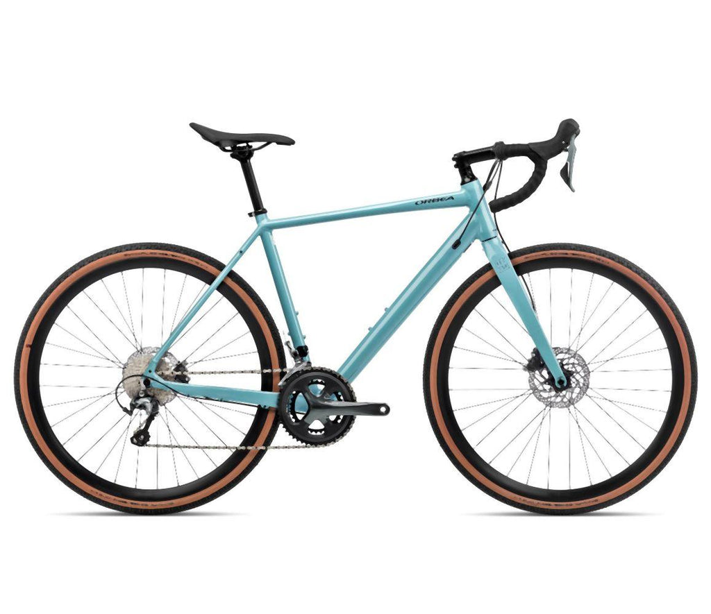 Türkises Orbea City Urban Fahrrad mit schwarzen und braunen Reifen, geeignet für Stadtfahrten und Pendeln.